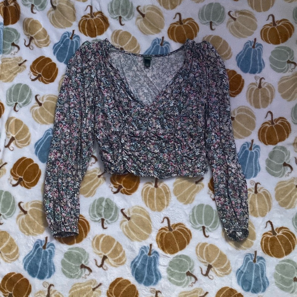 Cute croped floral blouse thats a size Medium and true to size🩷